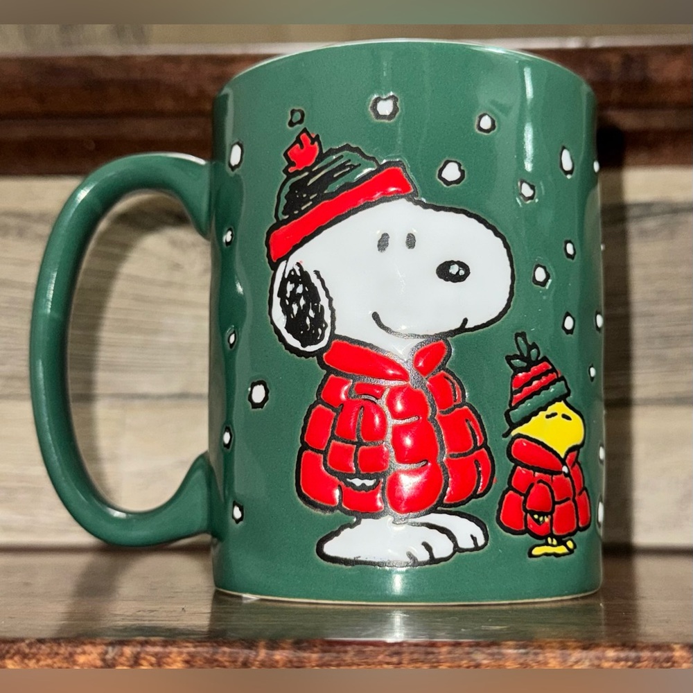 Super Cute 🥰 Peanuts Snoopy & Woodstock in Puffer Jackets 🧥 Snow Green Mug
